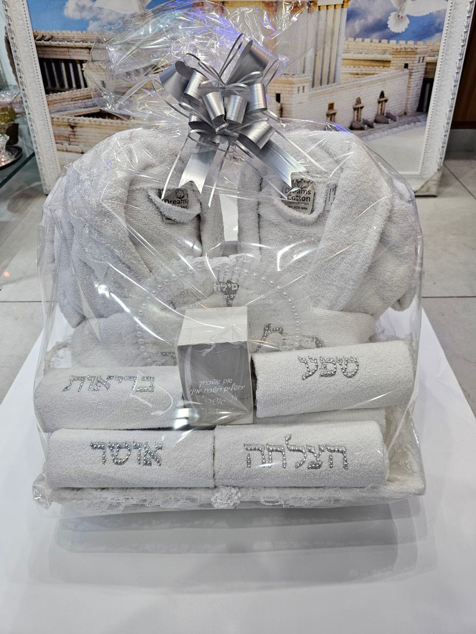 מארז חתן וכלה יוקרתי ומעוצב – חלוקים, מגבות, ברכת כלה וכוס שבירה