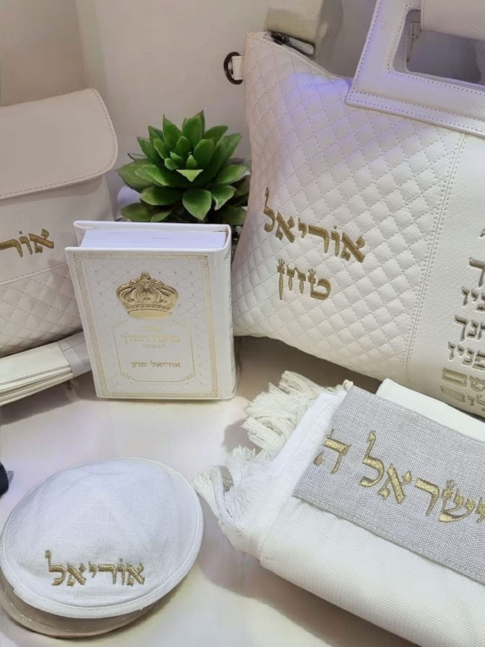מארז חתן מושלם – סט תפילין וטלית מהודר בהתאמה אישית