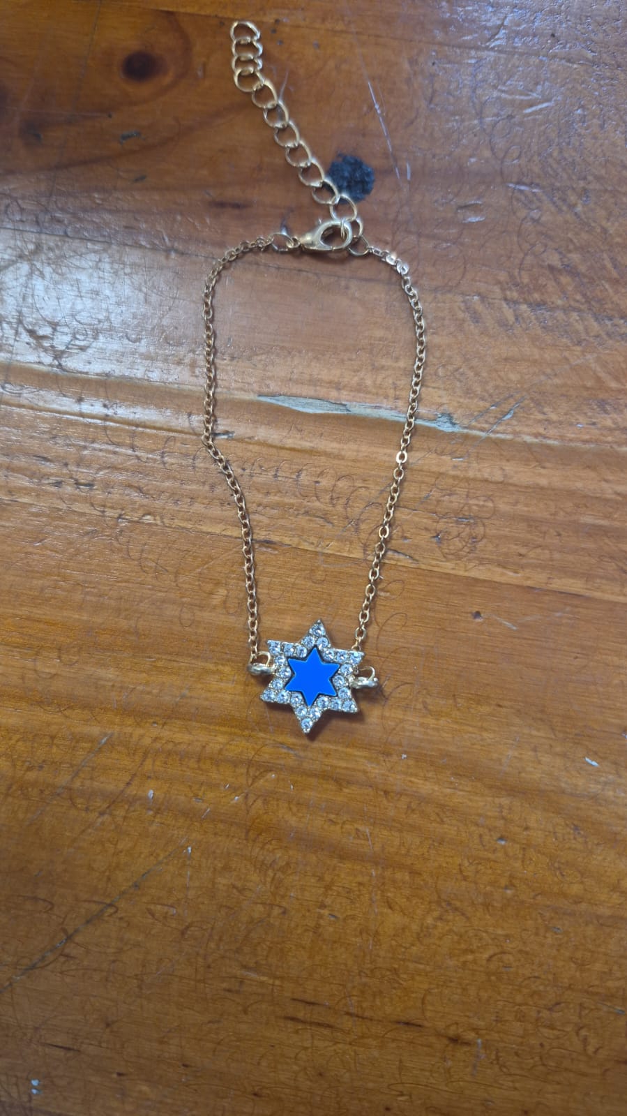 צמיד כוכב משובץ באבנים בציפוי זהב