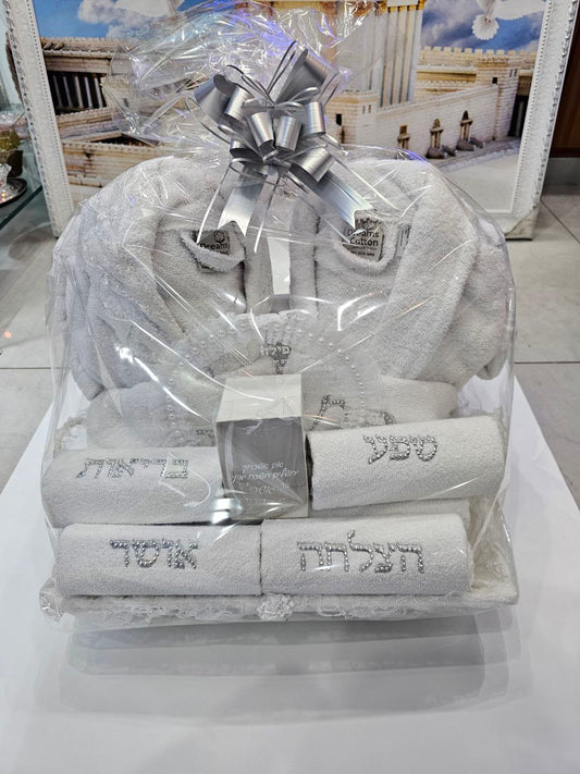 מארז חתן וכלה יוקרתי ומעוצב – חלוקים, מגבות, ברכת כלה וכוס שבירה