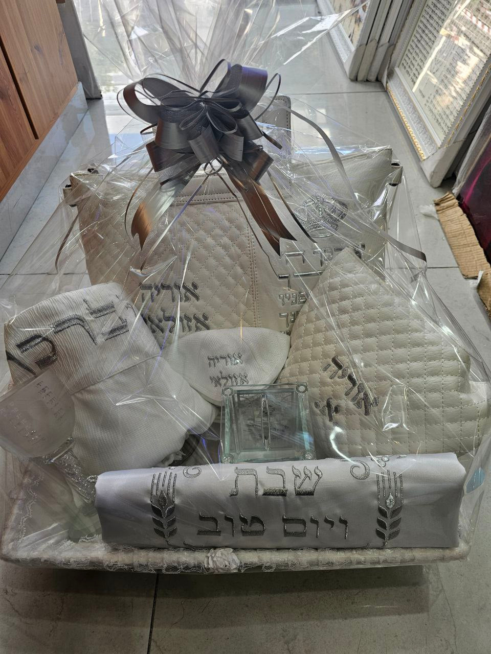 מארז חתן יוקרתי ומהודר – טלית, תיקים, כיפה ותשמישי קדושה