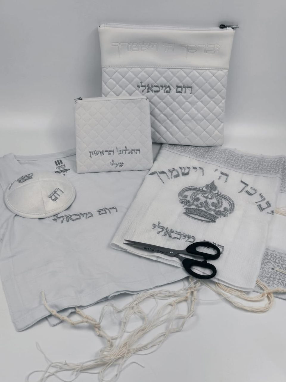 סט חלאקה קומפלט מהודר – טלית, כיפה, ציצית ותיקים עם שם