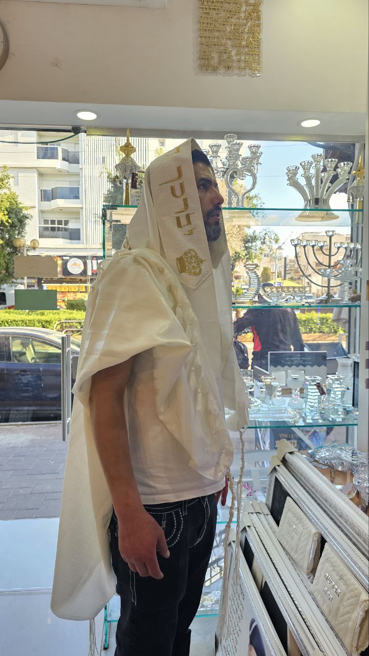 טלית צמר מהודרת בזהב – עטרה, כתרים ורקמת שם