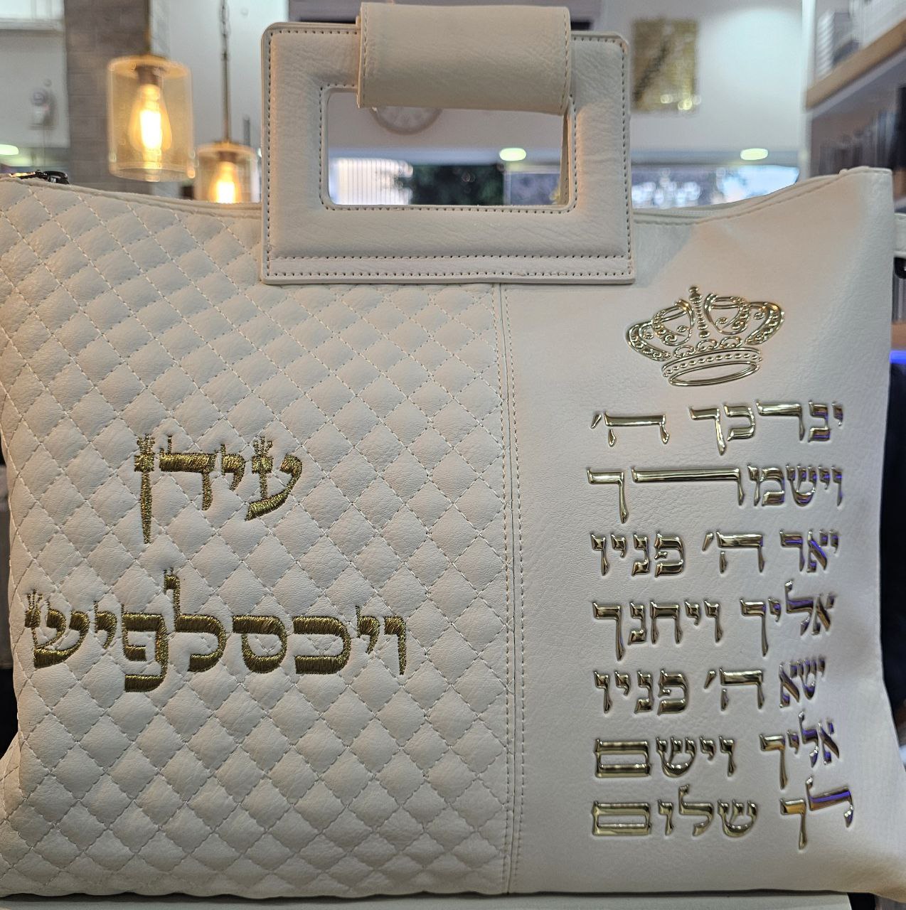 סט תיקים מהודר לטלית ולתפילין – דמוי עור לבן עם ברכת הכהנים בזהב