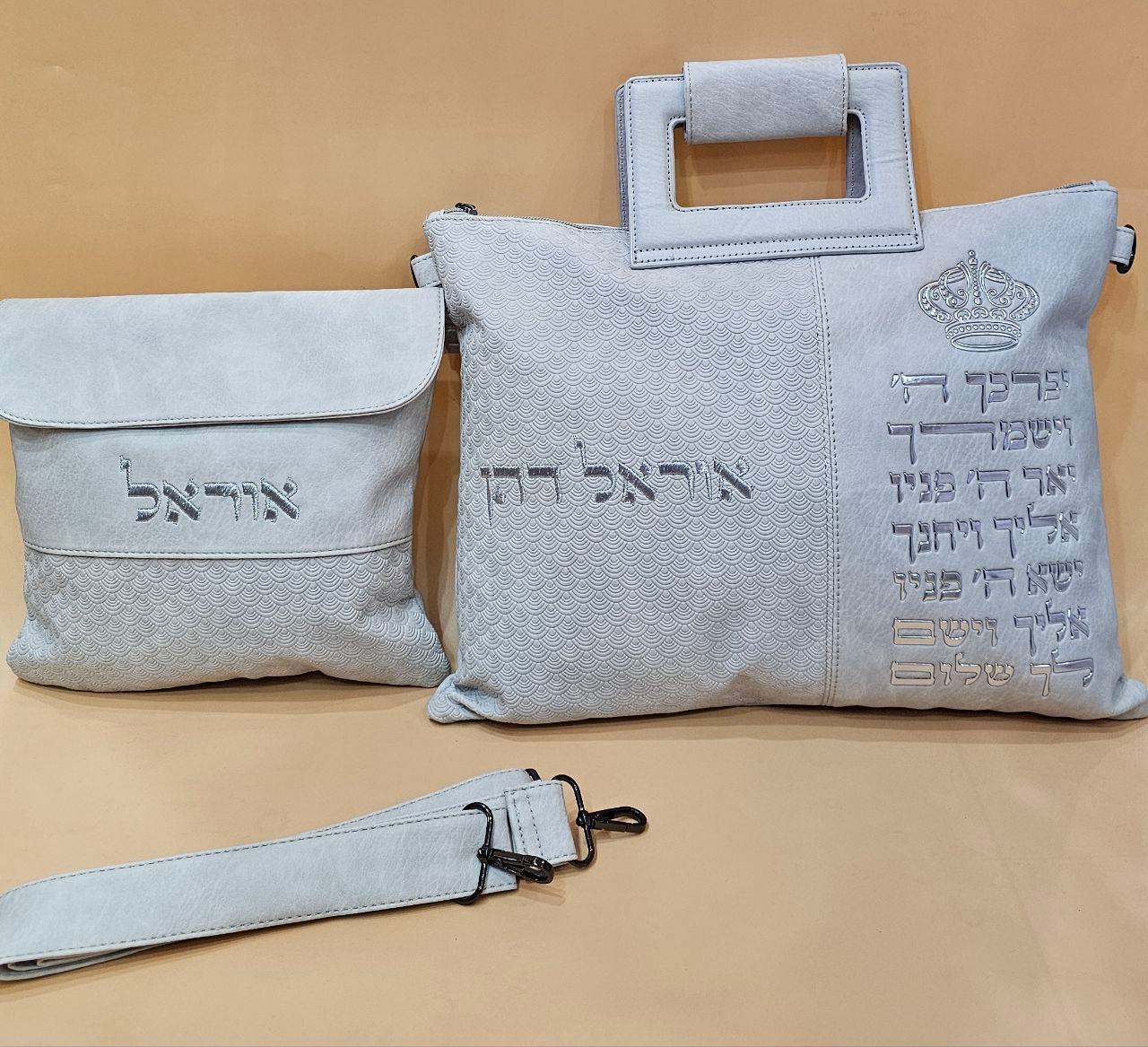 סט תיקים מהודר לטלית ולתפילין – דמוי עור אפור אבן עם ברכת הכהנים וכתר