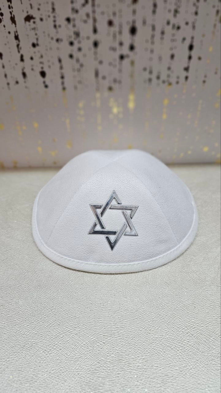 כיפה מבד עם מגן דוד בולט בצבע כסף