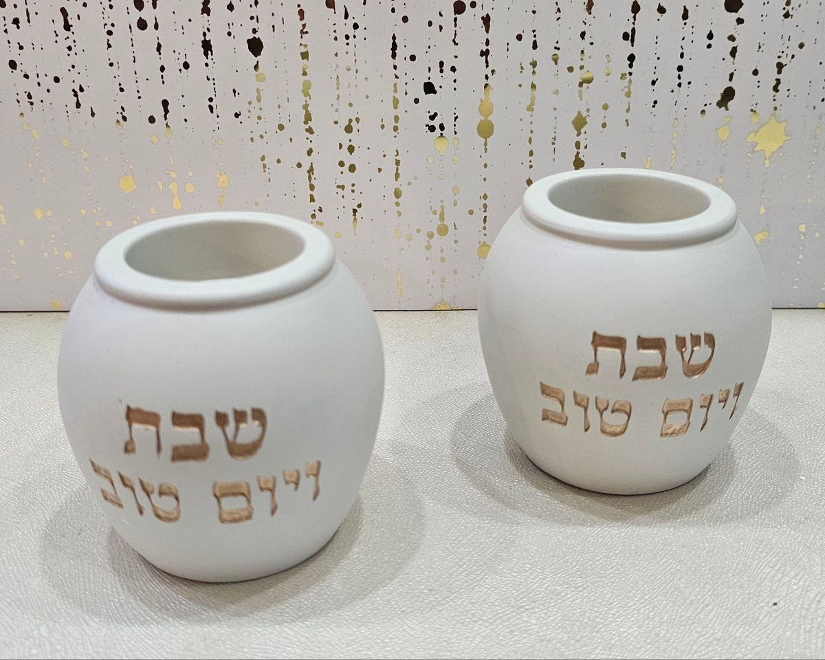 זוג פמוטי פולי עגולים – לבן עם כיתוב זהב