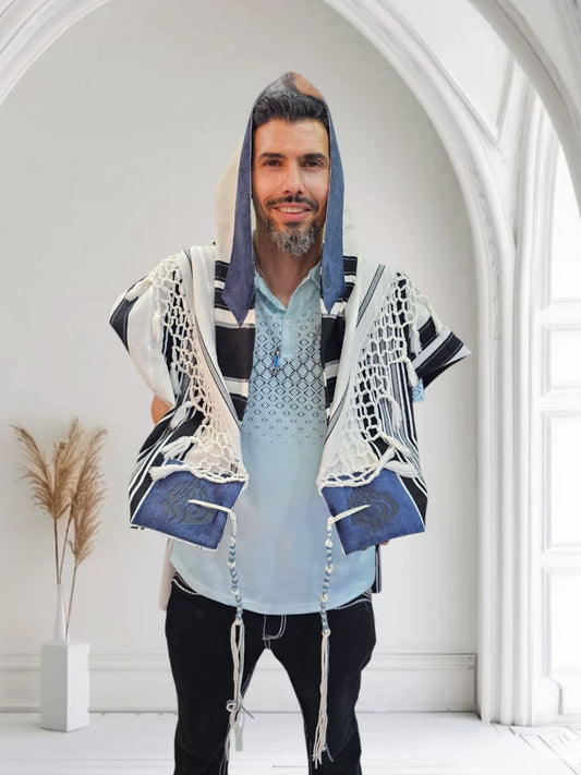טלית צמר מהודרת "תיקון הכללי" – רחבה עם חיתוכי לייזר ופתיל תכלת