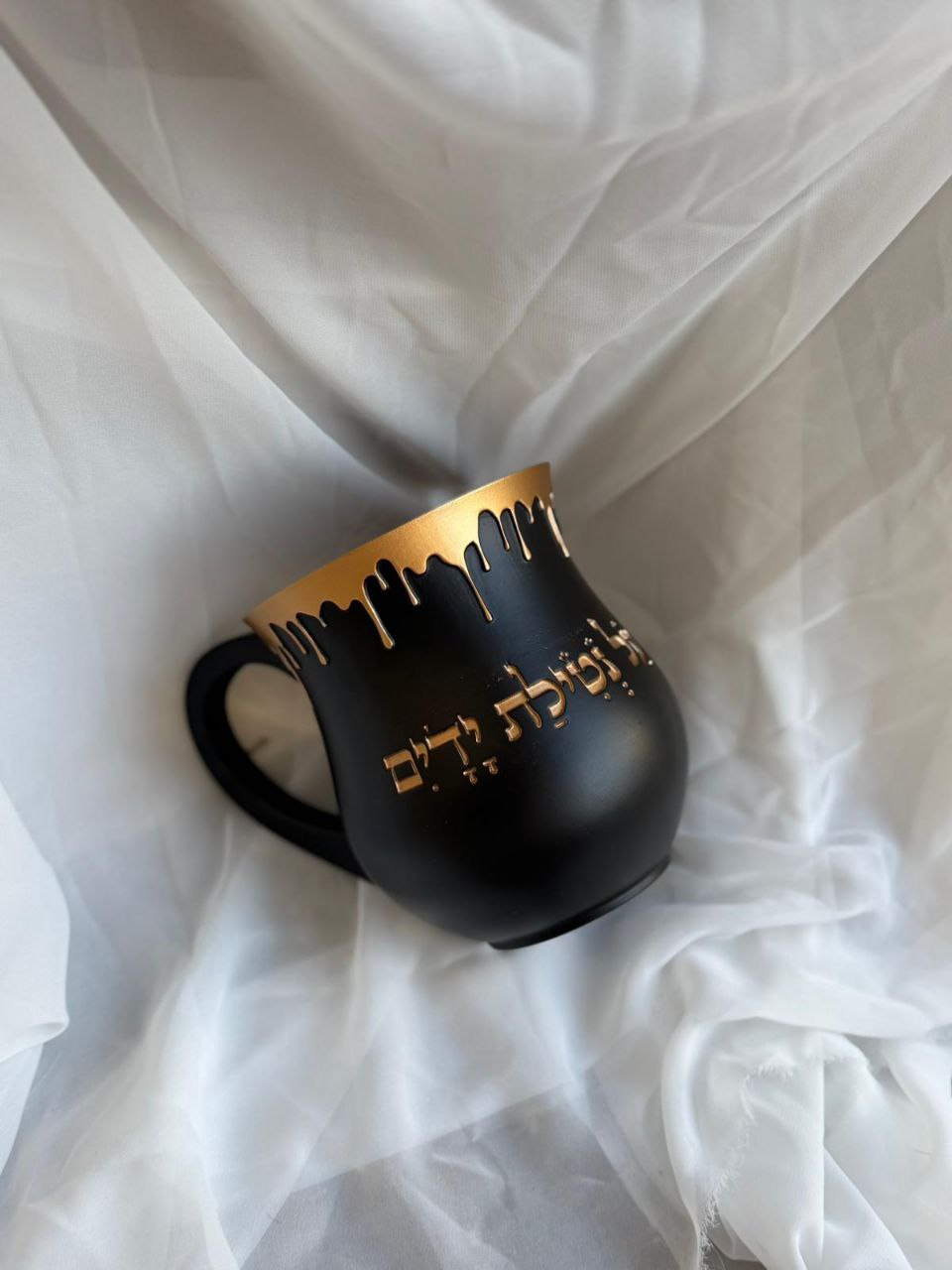 נטלה מעוצבת "על נטילת ידיים" – שחור וזהב