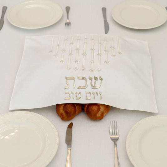כיסוי חלה מהודר דמוי עור לבן – רקמה ואותיות בולטות 42×52 ס"מ