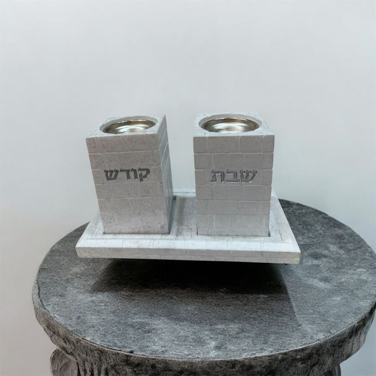 מעמד פמוטים מעוצב – מגש ופמוטים בצבע אבן "שבת קודש"