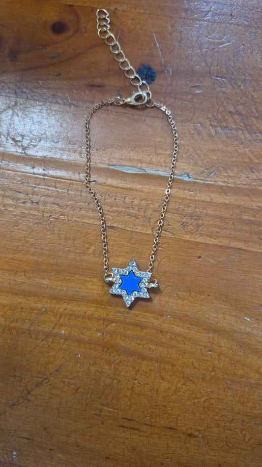 צמיד כוכב משובץ באבנים בציפוי זהב