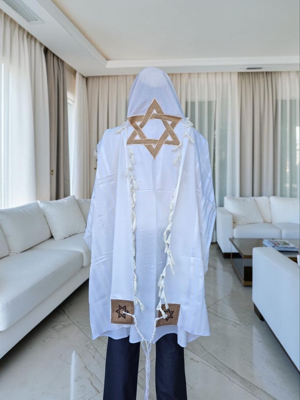 טלית מעוצבת עם עטרה ברכת הכהנים ומגן דוד בצידי העטרה הכל חיתוכים בלייזר